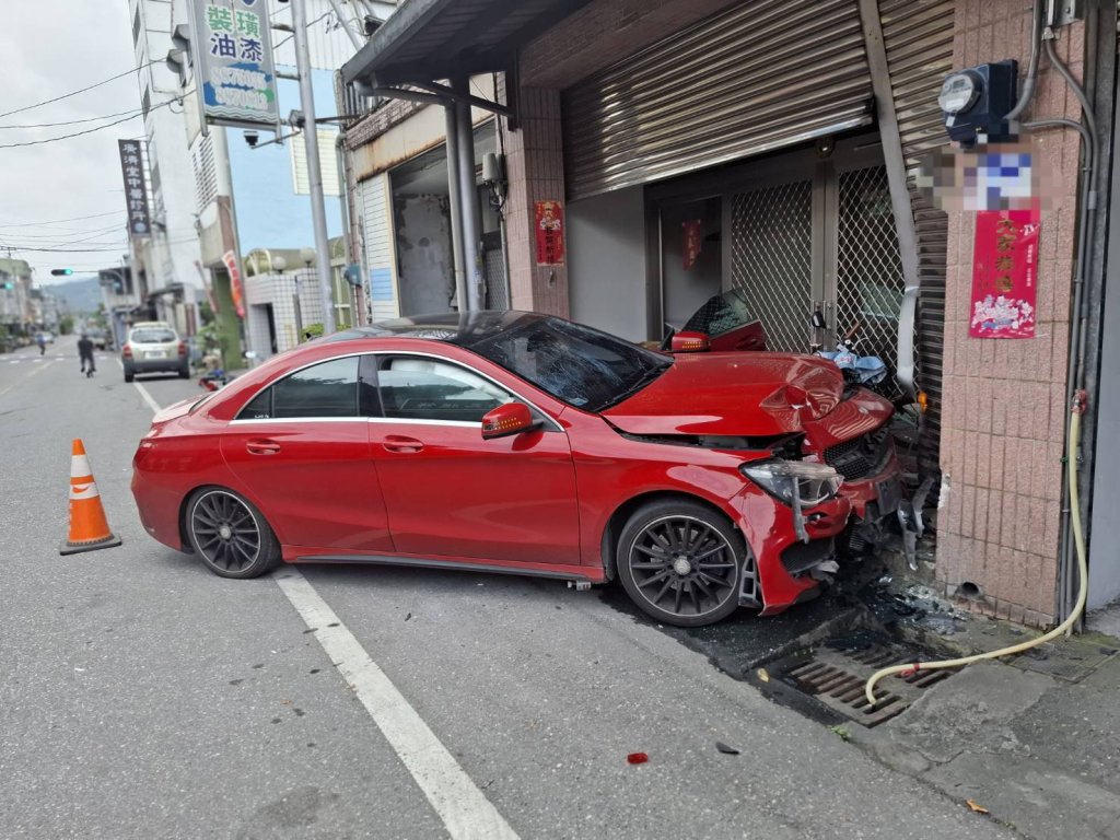 欠貸款車行人員討車竟開車衝撞　自己妻子也被撞傷