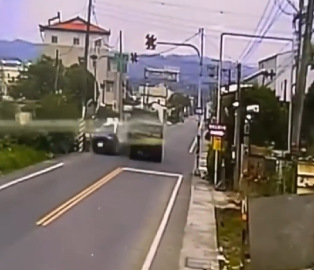 撞擊畫面曝光！埔里分局巡邏車遭拼裝車撞擊　2警受傷送醫     