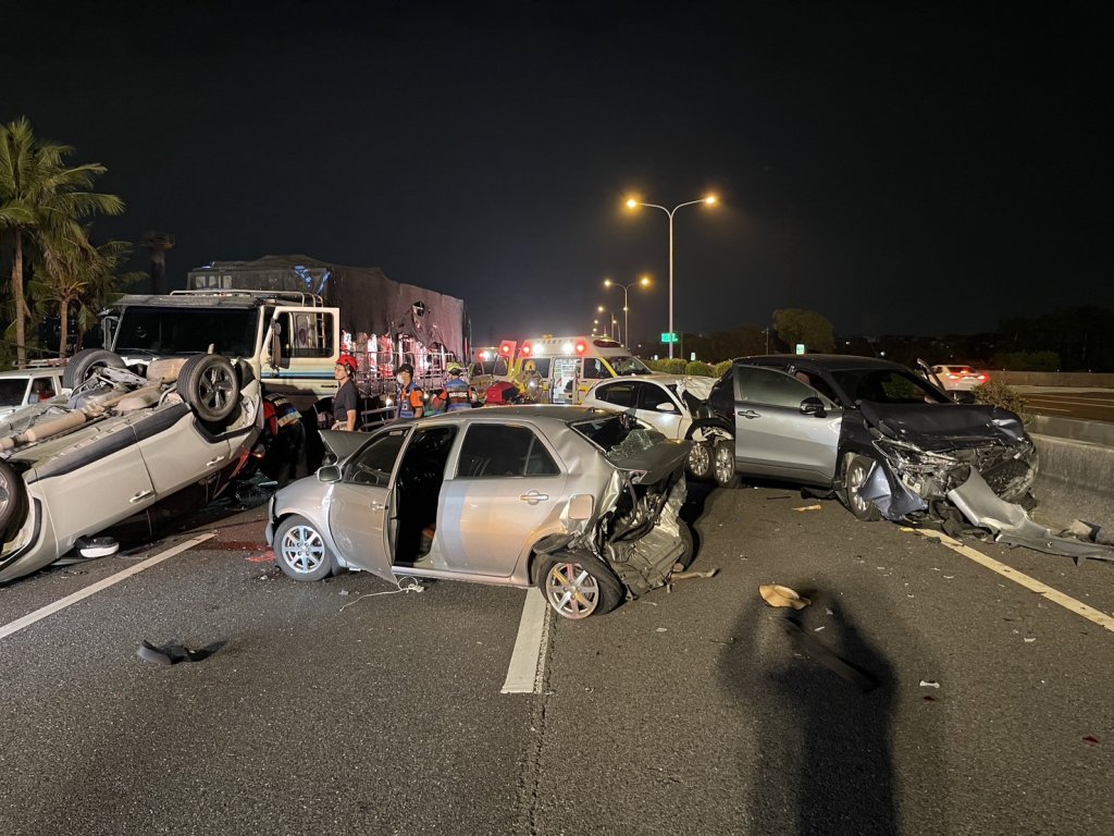 快訊／國1仁德段深夜嚴重車禍！7車連環撞　多人受困傷