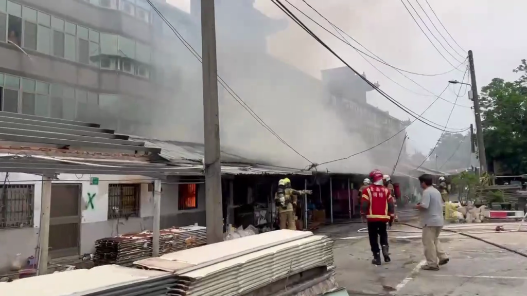 台南知名地標「玄空法寺」前連棟平房火警！惡火狂燒蔓延2屋　消防急射水