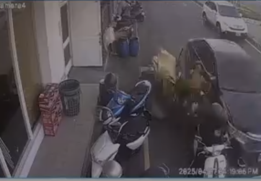撞擊畫面曝光！嘉義自小車追撞兩輛機車逃逸　警方以車追人通知駕駛到案送辦