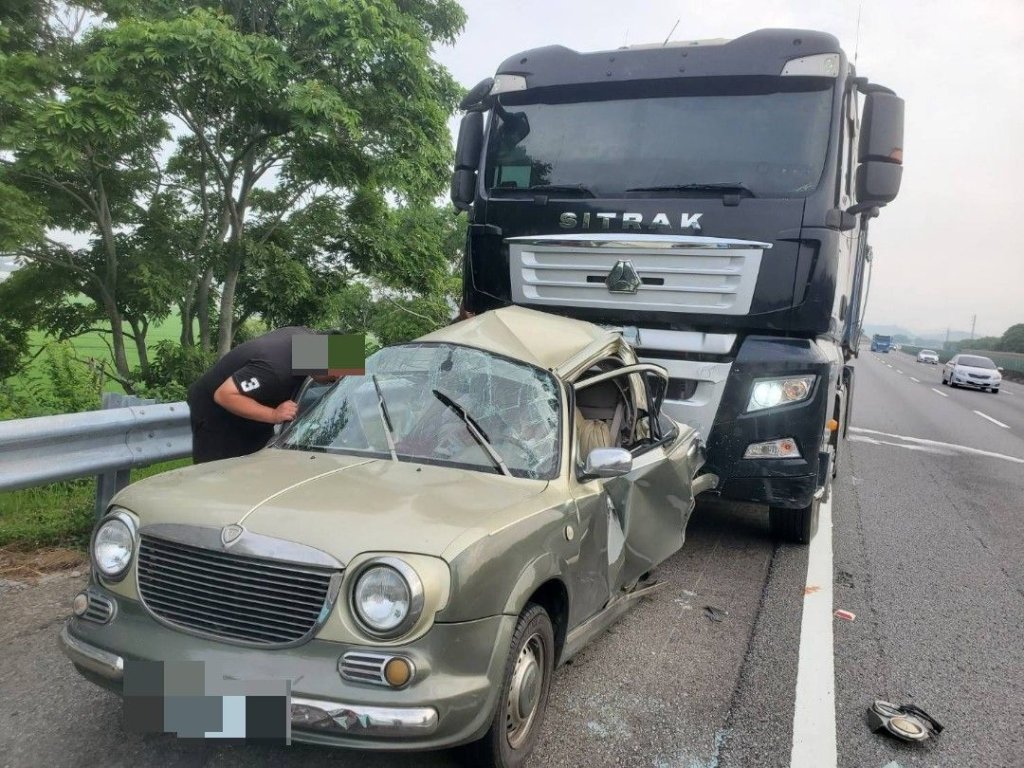 國道3號追撞車禍　稀有日式復古風自小客車被撞