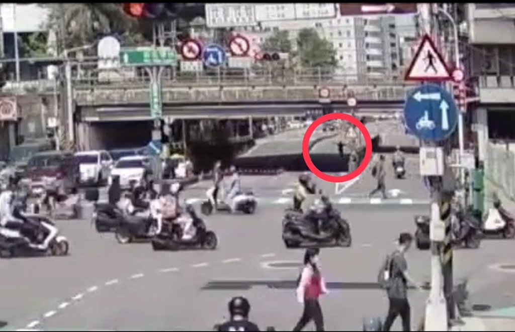 嚇壞！新店女路中央「大字形」肉身攔車　警到場急帶離