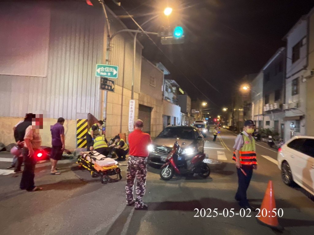 開車撿手機釀禍！ 　台中自小客車撞6車釀4傷
