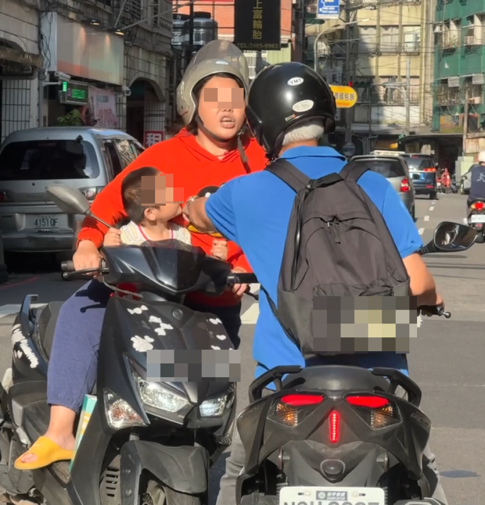 婦人騎車載童疑違規竟當街開罵男騎士 網友：小孩好可憐