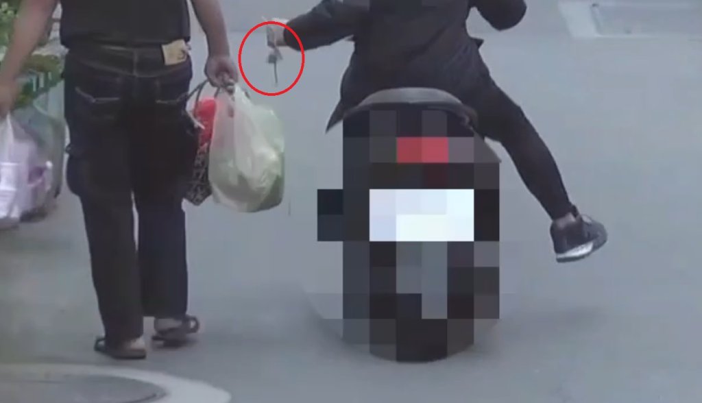  搶奪畫面曝光！ 　新莊騎機車歹徒搶走路人脖子上價值10萬元金項鍊   