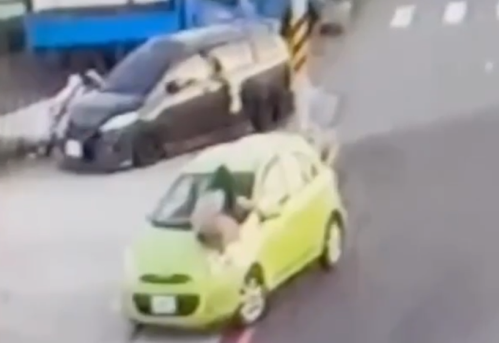 驚悚畫面曝光！竹北長髮女子趴汽車引擎蓋　車子照開