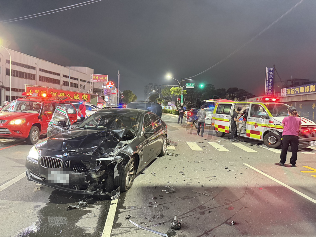 獨／台南永康驚悚對撞！BMW與救護車路口相撞　安全氣囊爆開、零件四散