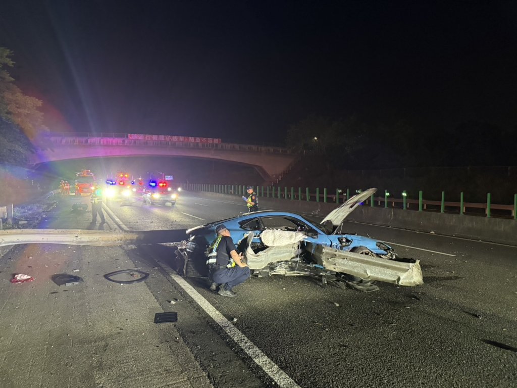 快訊／國3關廟段驚傳死亡車禍！疑車速過快自撞護欄　駕駛臟器外露慘死車內