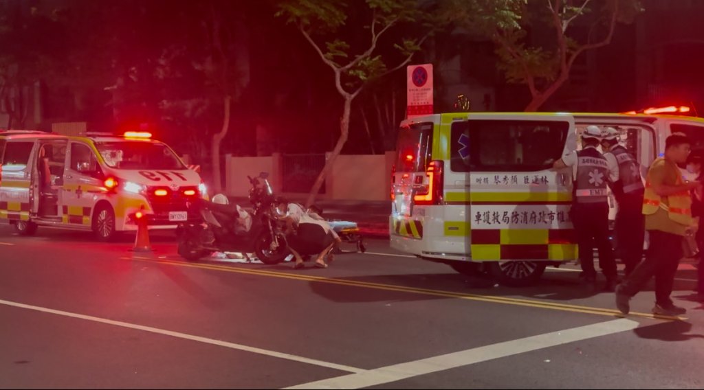 血滴柏油路…「蛇王」出事了！直行碰撞轉彎車　蛇頭近全毀