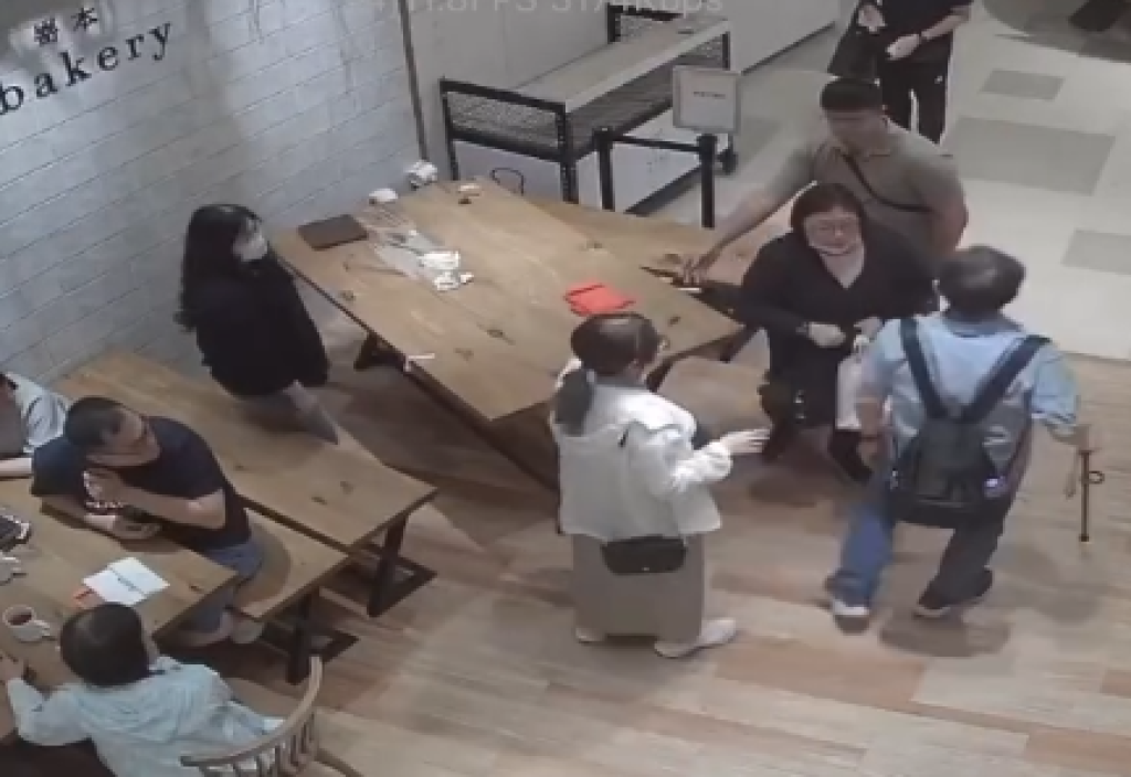 影／顧客暴怒翻桌？疑不滿時間到被趕「餐盤放地上飲料倒桌上」　板橋大遠百店家公布監視器