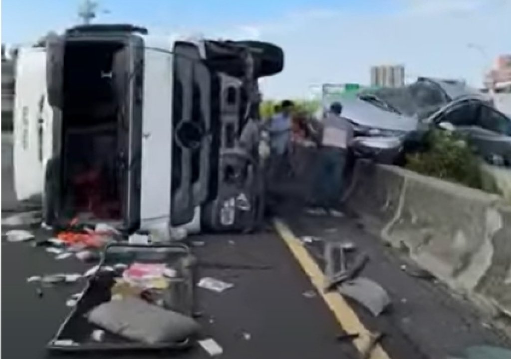 影/國道1號連環事故！貨櫃車側翻橫躺路中　3小客車受牽連回堵10公里