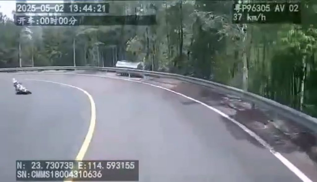 影／山路過彎側滑！騎士衝對向「遭砂石車輾過」身亡　事發影片陸網瘋傳　