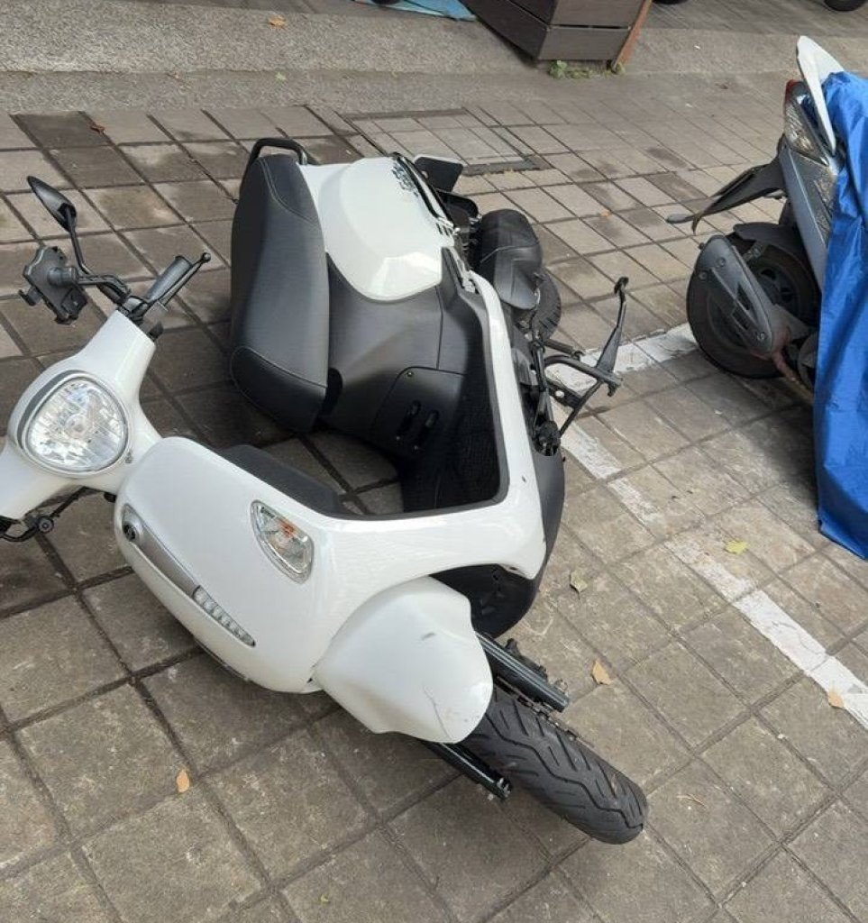 拖吊車輔助輪「離家出走」撞倒機車　驚險瞬間曝光
