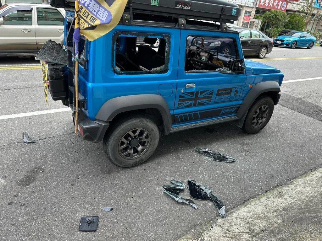 影/不滿罷免會「引發戰爭」？男子街頭連砸宣傳車3面車窗 苑裡警火速逮人