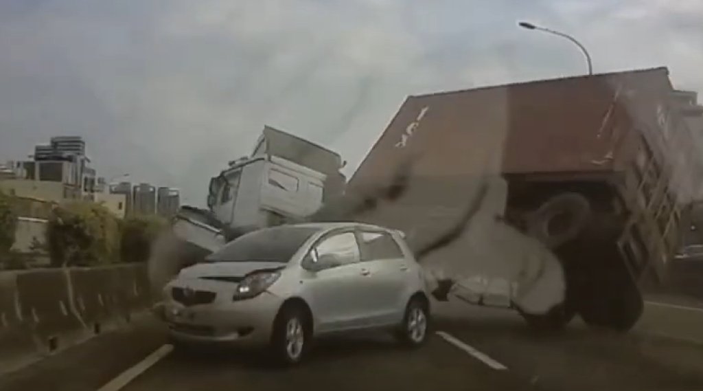 驚險瞬間直擊/國道楠梓段貨櫃車失控翻覆！小轎車被推飛上分隔島