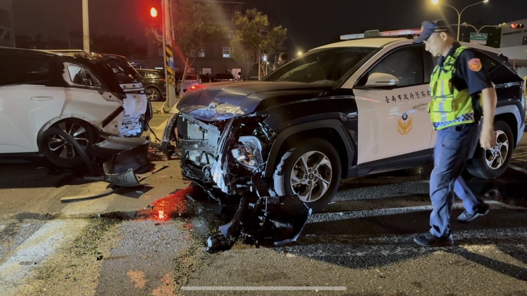 台南警出勤猛撞計程車！3警3乘客人掛彩　警車疑未閃燈釀禍