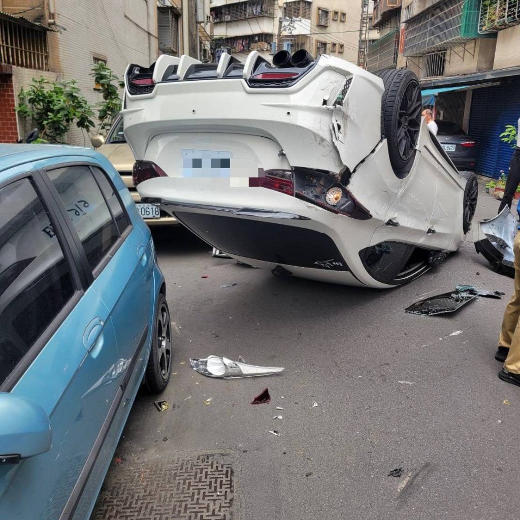 快訊／情侶出遊「翻車了」　自撞路邊車輛四輪朝天一度受困