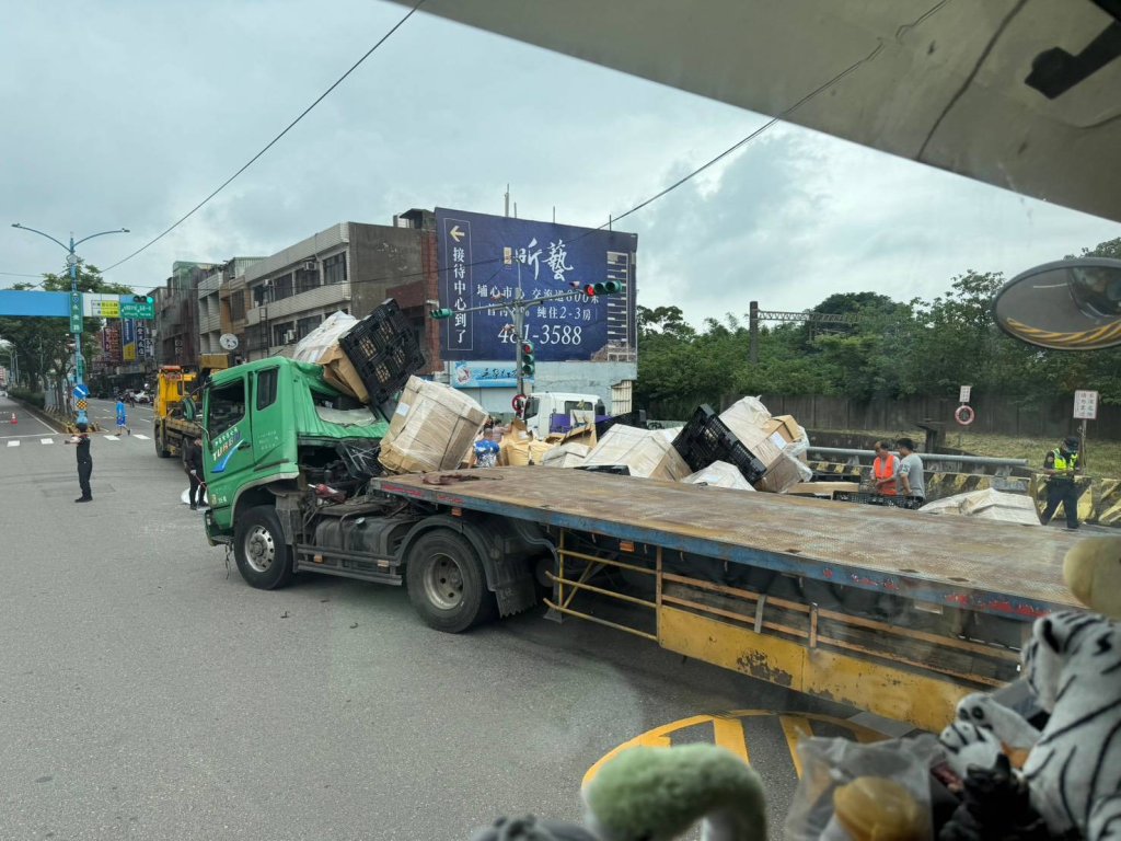 楊梅大貨車車禍載運貨物掉落面　交通受影響逾2小時