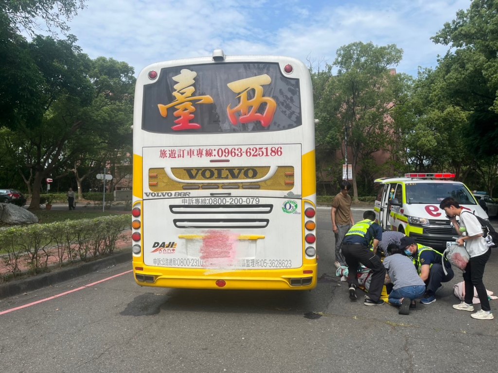嘉義南華大學校內公車疑倒車釀禍 女大生被撞命危