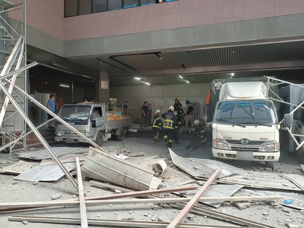 中和知名內衣廠防水工程出包！鷹架突倒塌　2工人3樓墜落