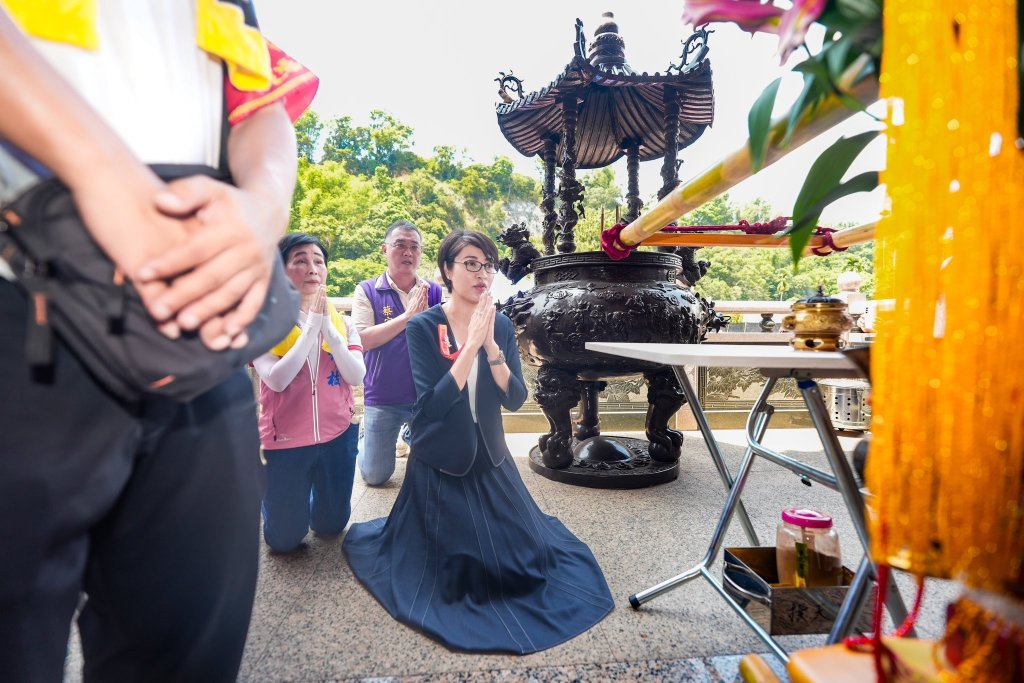 白沙屯媽祖鑾駕首次正式遶境南投　許淑華跪地迎駕祈願風調雨順