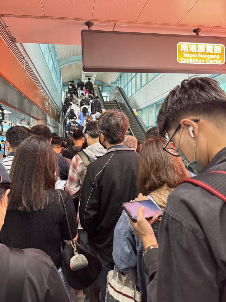 快訊/捷運文湖線早高峰卡關8分鐘　乘客困惑門未關、月台人潮爆滿