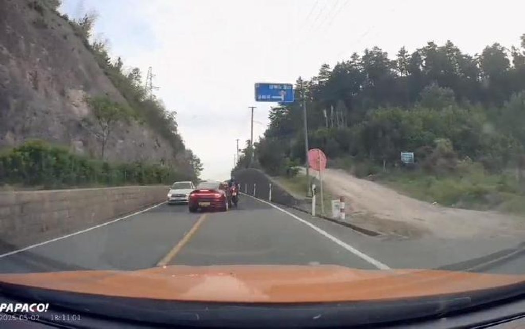 影／保時捷山路狂飆！逆向超車撞飛騎士「駕駛下車先換車牌」　影片陸網瘋傳