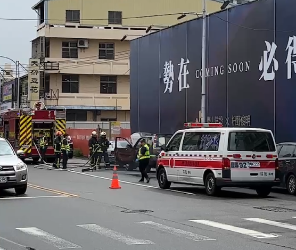 台中豐原火燒車！ 　停路邊自小客車不明原因突起火