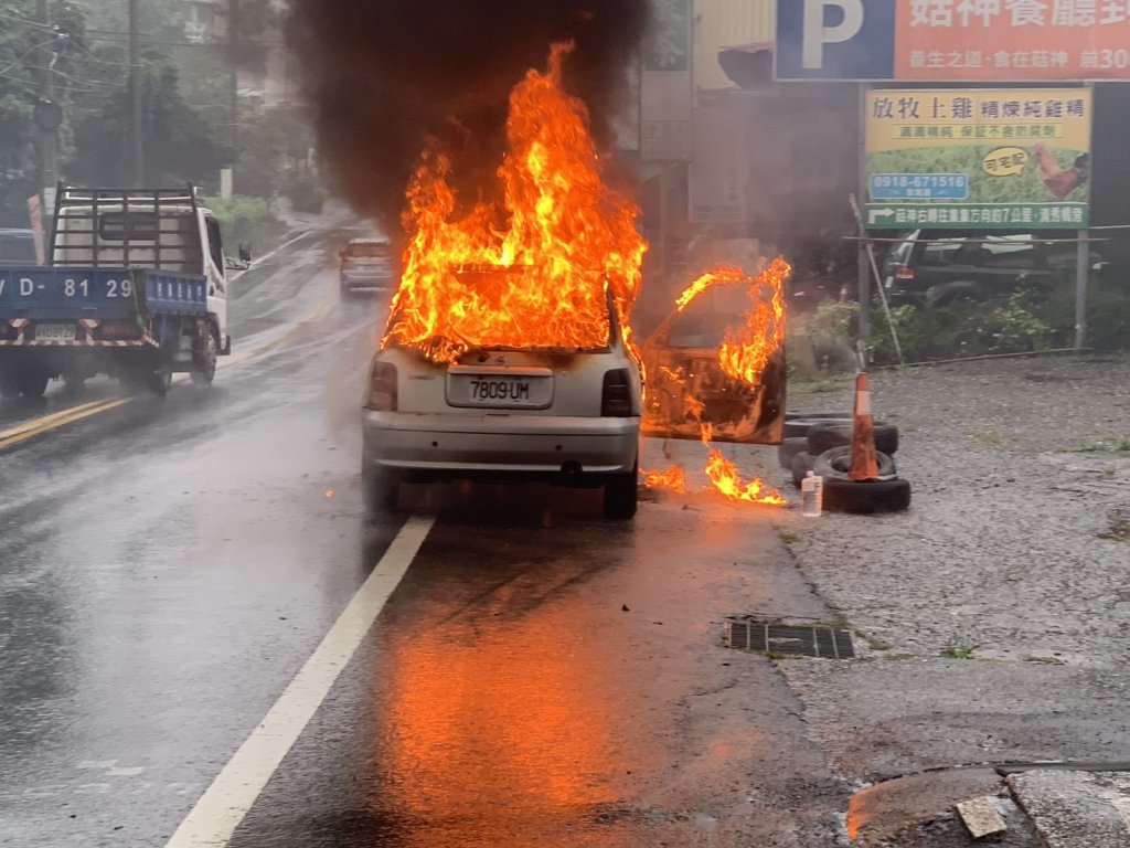 鹿谷火燒車！　自小客車「怪怪的」檢修途中起火遭烈焰吞噬