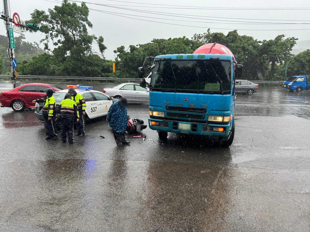 大雨釀禍？淡水預拌車左轉撞直行機車　6旬騎士犁田慘摔