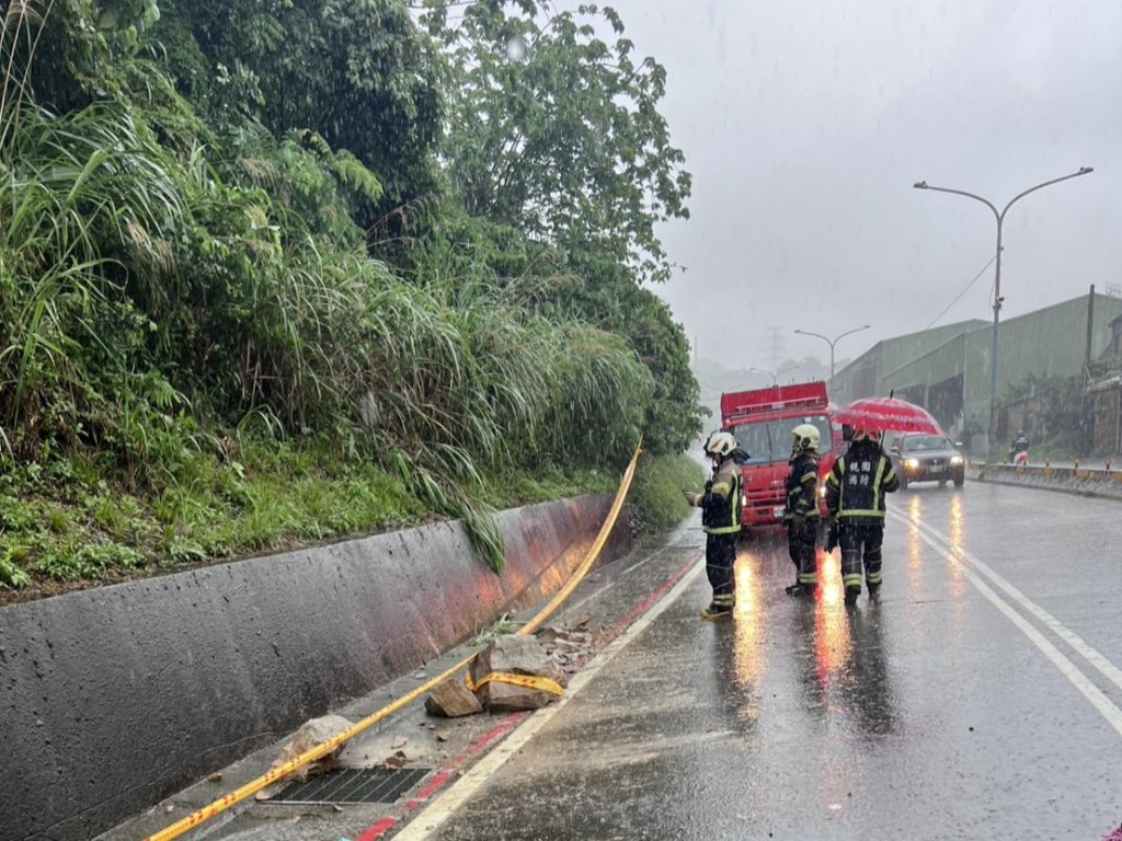 桃園龜山大雨釀山坡坍方　7旬翁閃不過落石撞車慘摔