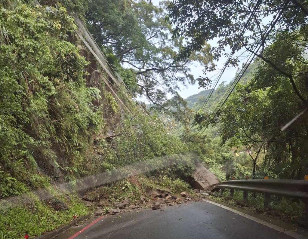 三峽北111縣道清晨土石崩落　雙向交通中斷警封路搶通中