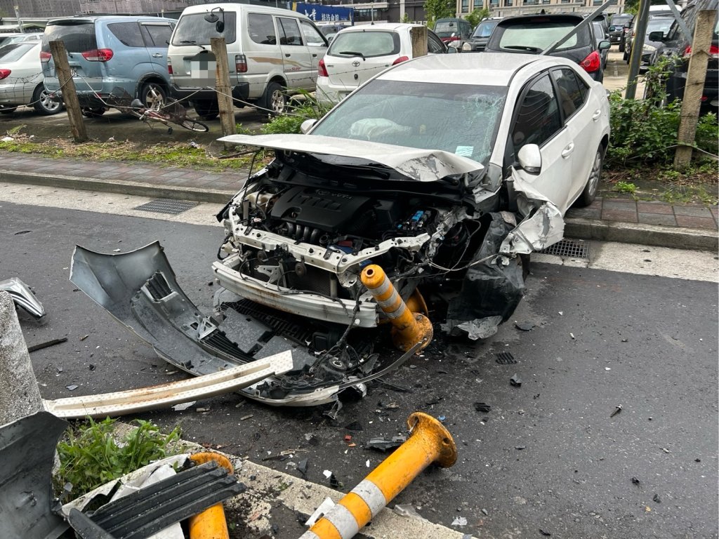 快訊／疑疲勞駕駛恍神自撞分隔島　板橋男引擎蓋「炸裂」車頭全爛