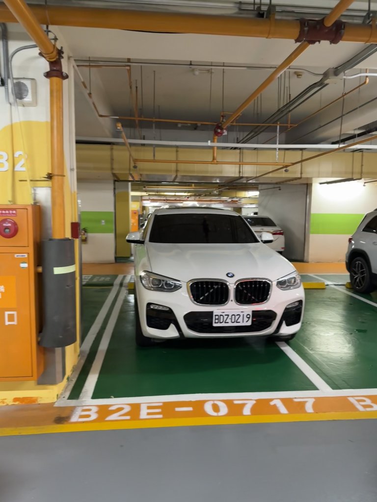 桃園機場現「壓線王」！BMW霸佔兩車格，民眾氣炸投訴