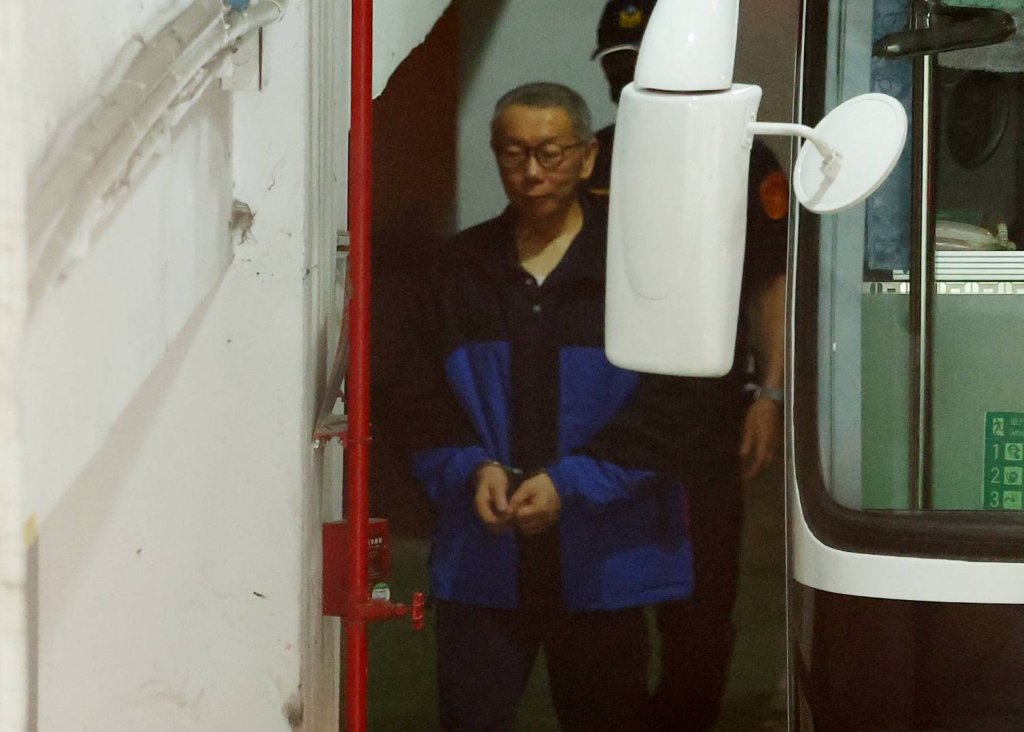 柯文哲首場審理庭　小草集結北院喊「阿北加油、小草永遠都在」