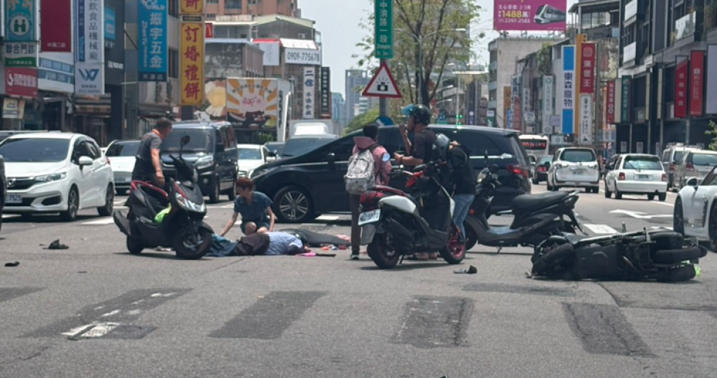 台中車禍「2機車碰撞」人車倒地　目擊者：阿伯腿部骨折大出血
