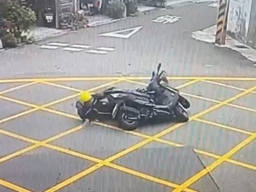 無號誌路口驚險碰撞！大甲2機車對撞倒地　駕駛送醫無生命危險