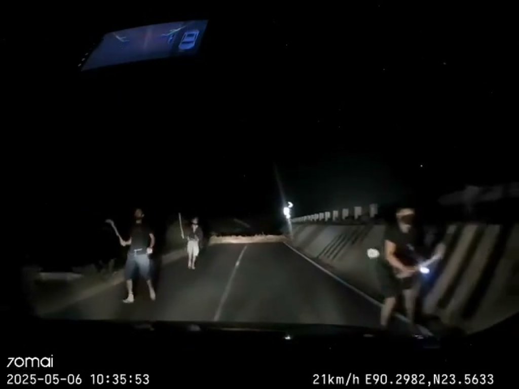 影／太恐怖！6匪深夜持刀「高速公路設路障」搶劫　駕駛倒車閃追擊