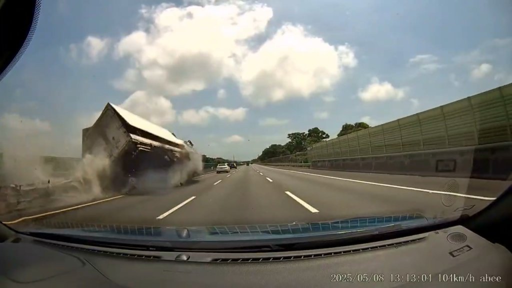 (更新)影／大貨車爆胎自撞護欄翻車！國道3號南北向全是散落貨物　事發影片曝光