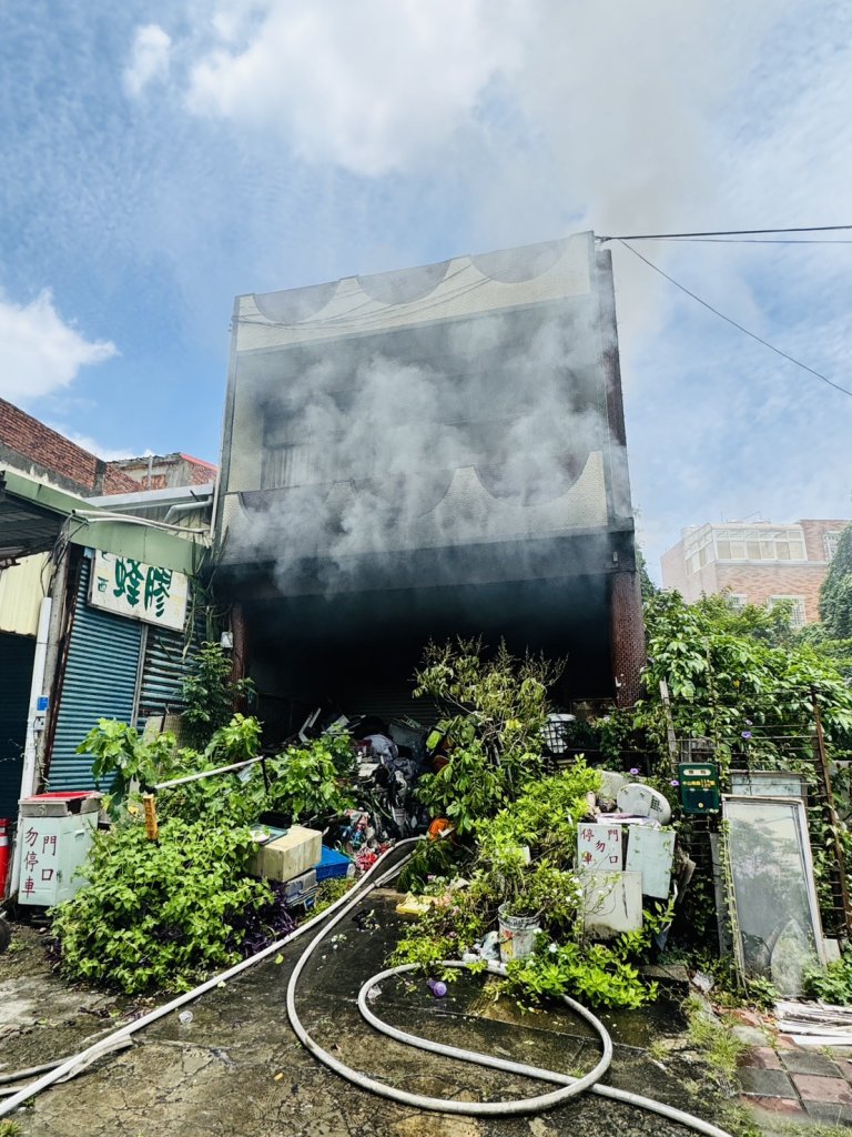 桃園楊梅透天厝突竄惡火　屋主一度受困幸獲救