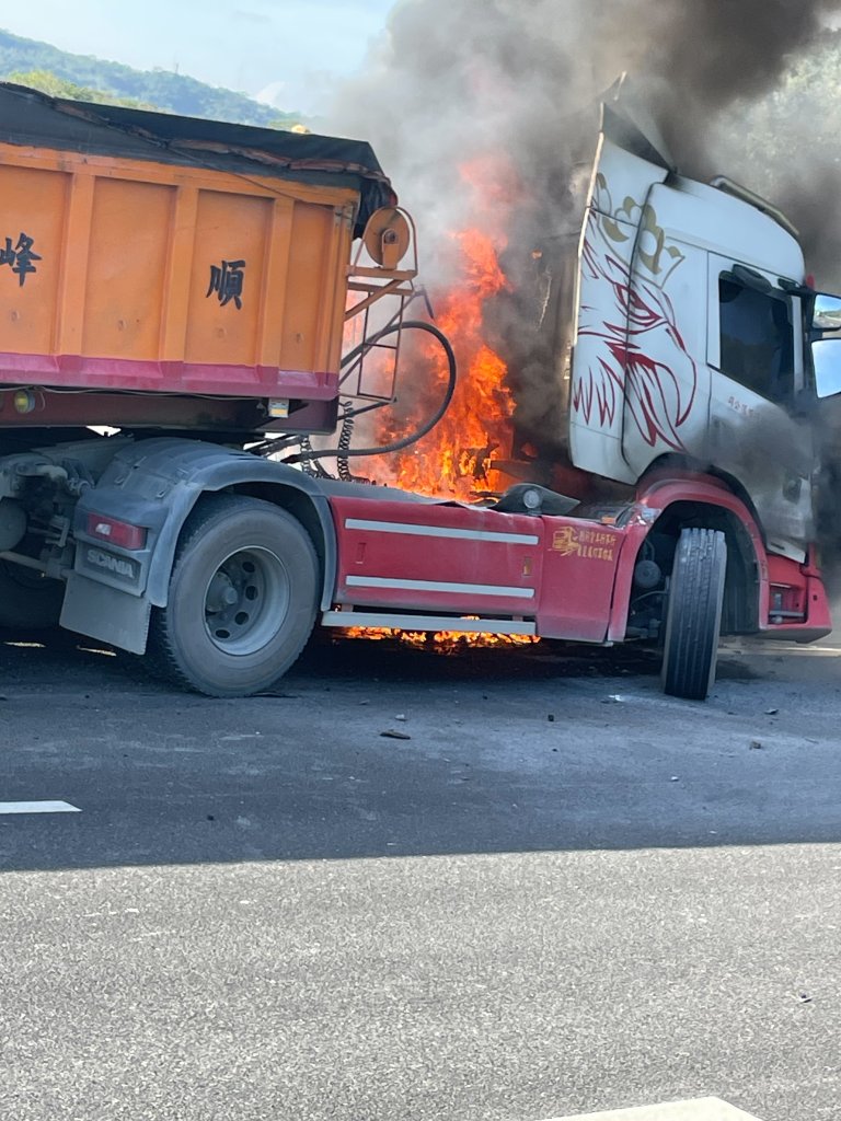 影/國道10號曳引車爆胎自撞起火　駕駛幸僅輕傷未送醫