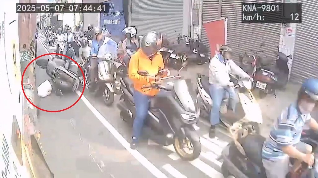 影／騎士遭聯結車輾爆頭！台南死亡車禍另視角影片曝光　一排民眾目擊嚇到不敢回頭