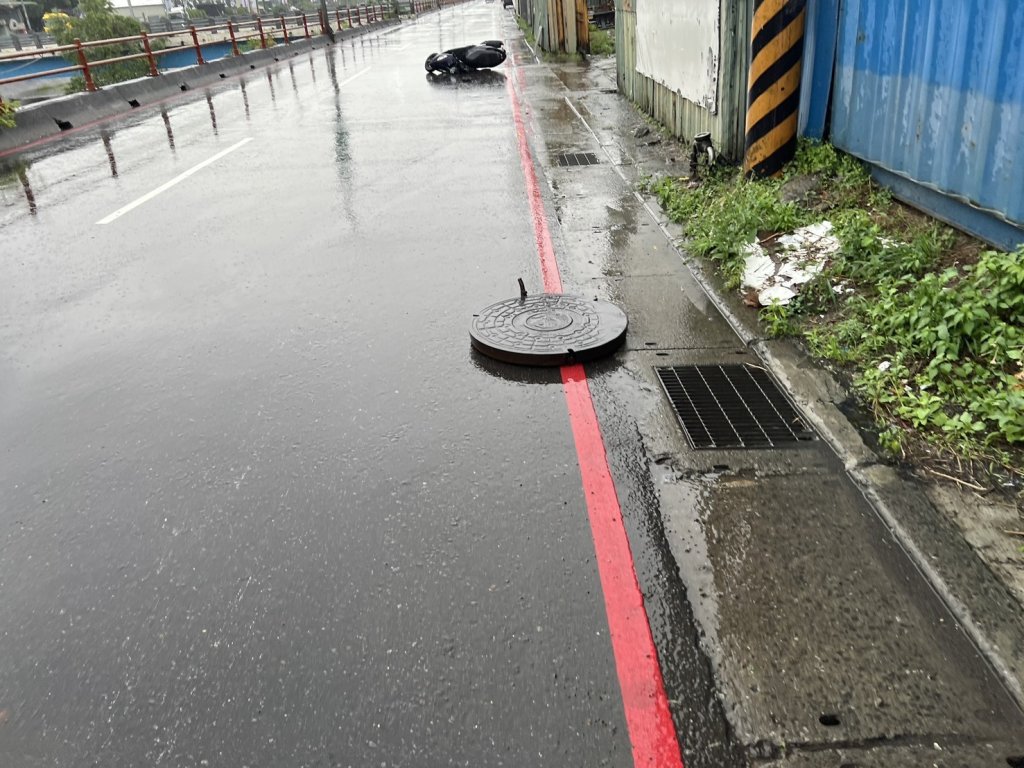 「人孔蓋」突噴飛害機車婦摔破頭　泰山離奇車禍待釐清