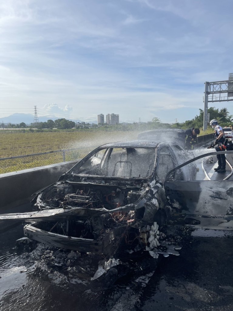 國道1號岡山路段驚傳火燒車　無人傷亡起火原因待查