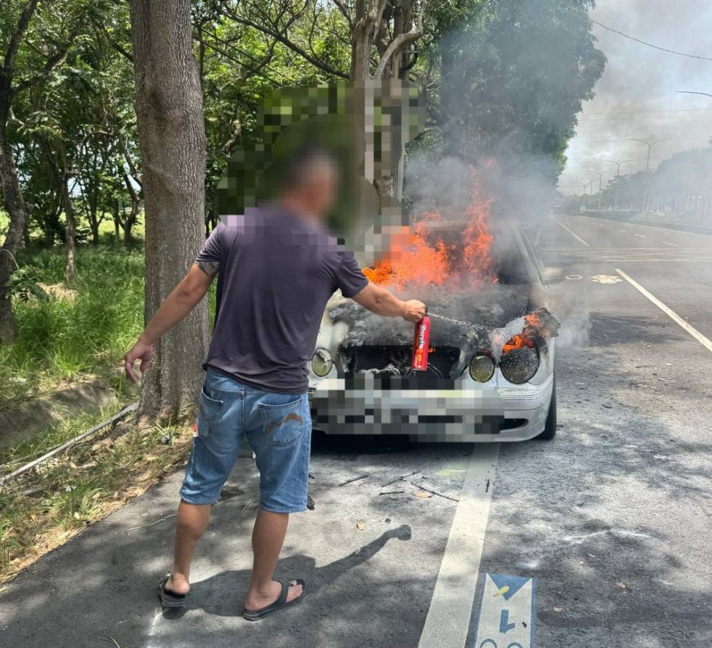 新／台南驚傳火燒車！駕駛聞「塑膠焦味」秒停逃生　下秒遭火海吞車