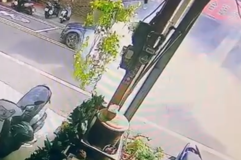 疑惡意影響罷免連署！ 　苗栗自小客車竟在連署店家前「燒胎」冒濃煙干擾