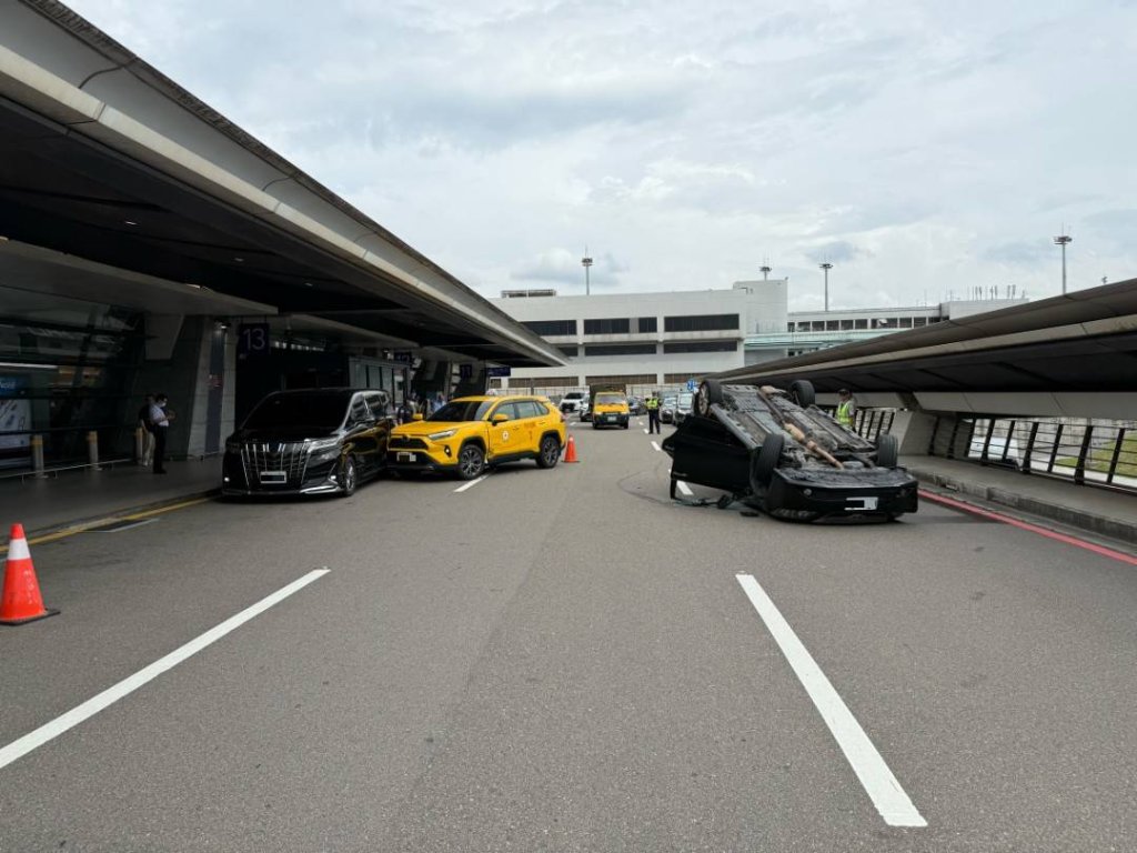 桃園機場第一航廈車禍！　 3車相撞1車翻覆