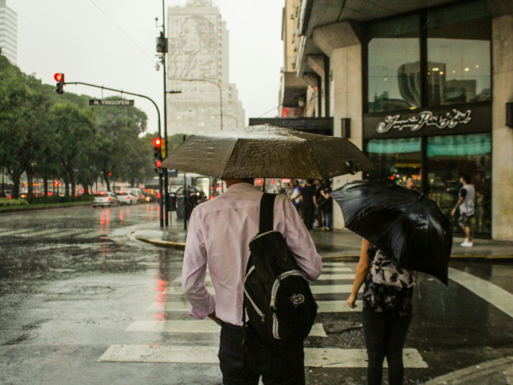 雨彈連轟！週末氣溫驟降　北中南都跑不掉「豪雨＋強風」警戒