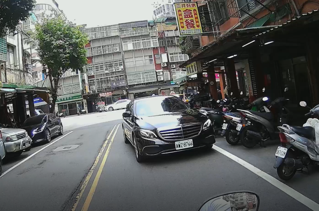 爆料／民眾直擊賓士豪車逆向霸停檢舉卻遭警駁回 痛批警方護航包庇